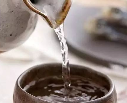 科學(xué)飲用白酒，有益身體健康